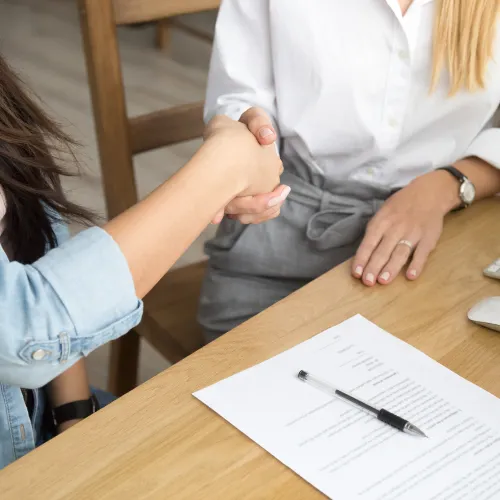 Acuerdo entre profesionales durante la revisión de un contrato